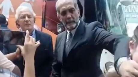 "Tengo las manos muy largas": activista mexicano tapa la boca a una mujer que le pregunta (VIDEO)