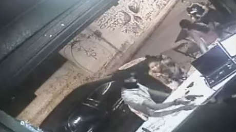 VIDEO: Momento exacto en que un sicario dispara al dueño de un bar en Brasil