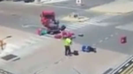 Un empleado descontento de Iberia 'pone a volar' el equipaje de unos pasajeros (VIDEO)