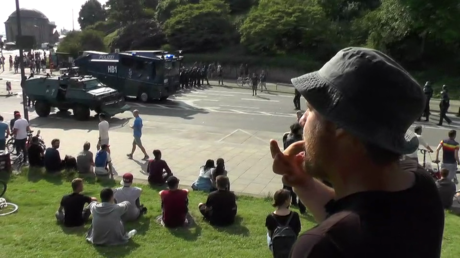Protesta musical: cuando llega la Policía se pone a silbar la 'Marcha imperial' de Star Wars