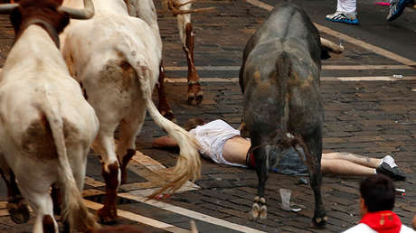VIDEO FUERTE: Toros hieren y pisotean a un participante de los Sanfermines en España
