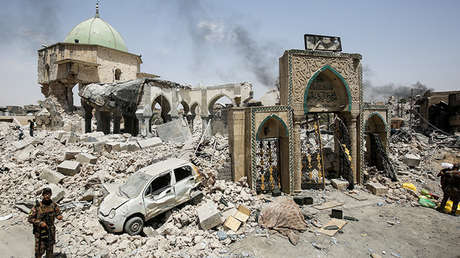 Una 'novia' del Estado Islámico sujeta a un bebé en brazos antes de inmolarse (Foto)