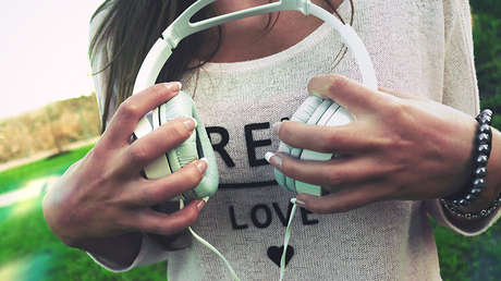 Revelan qué le ocurre al cerebro cuando escuchamos música