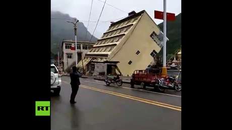 Un río 'se lleva' un edificio de 5 plantas en China 