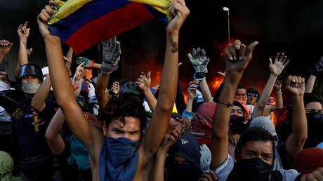 FOTOS: Desnudan y atan a hombre a un poste para lincharlo en Venezuela