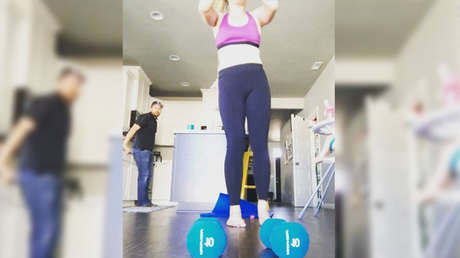 Intenta burlarse de su esposa mientras hace gimnasia, pero el karma lo castiga 