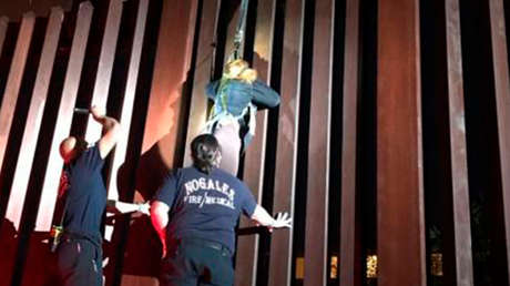 FOTOS: Abandonan a una mujer colgada de la valla fronteriza entre México y EE.UU.