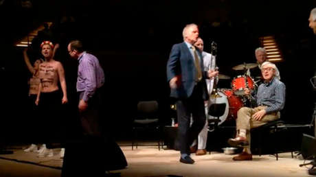 VIDEO: Activistas de Femen irrumpen en un concierto de Woody Allen en Alemania