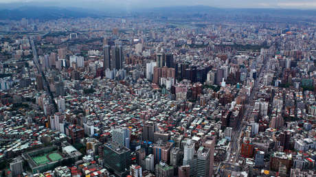 FOTO: Una impactante lluvia en forma de cascada 'borra del mapa' medio Taipéi