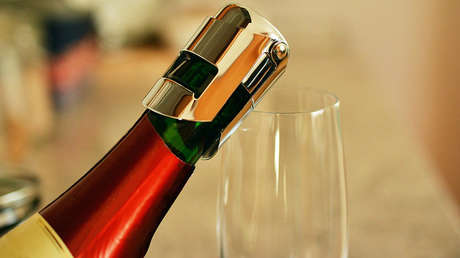 La polémica práctica de las azafatas de Emirates que un pasajero grabó sin querer (VIDEO)