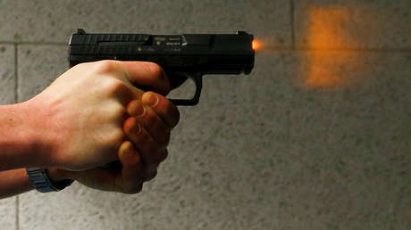 Un policía de EE.UU. dispara a quemarropa a dos perros sin motivo aparente (VIDEO)