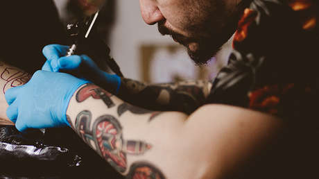 Devastado: Un joven con un gran tatuaje facial no logra encontrar trabajo