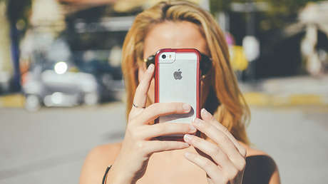 VIDEO: Intenta hacerse una 'selfi' y destruye 200.000 dólares en arte