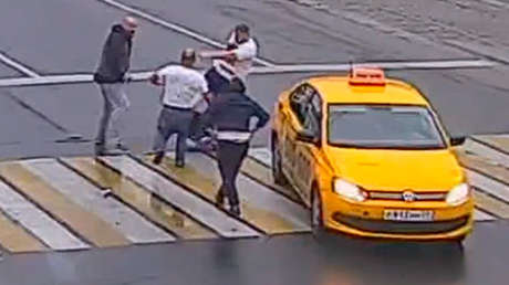 Un abusivo pasajero de un taxi golpea a una chica pero no se esperaba la aparición de este fortachón