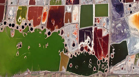 VIDEO, FOTOS: El increíble lago multicolor de China