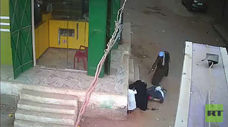 FUERTES IMÁGENES: Un egipcio mata de 12 disparos a su hijo cuando protegía a su madre