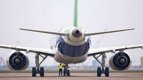 VIDEO: Empleado de un aeropuerto chino detiene a un avión con sus manos