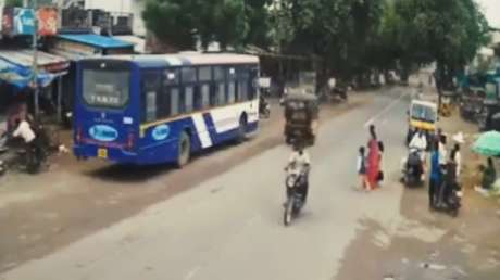 FUERTES IMÁGENES: Suelta la mano de su madre y muere atropellado por una moto