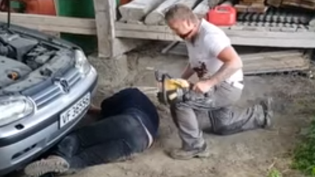 Una pesada broma con una motosierra manda a su amigo 'al otro mundo'