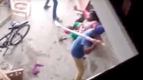 FUERTES IMÁGENES: una mujer agredida por dar a luz a una niña en India