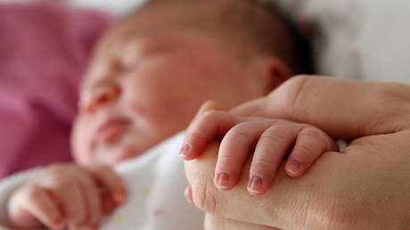 Una recién nacida muere a causa de un beso