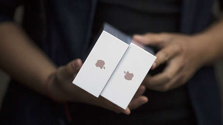 FOTO: Detienen a una contrabandista china que llevaba más de 100 iPhones bajo su ropa