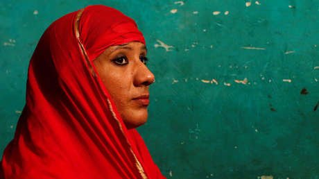 Rompiendo estereotipos: cómo vive una mujer 'gorila' de un club nocturno de la India