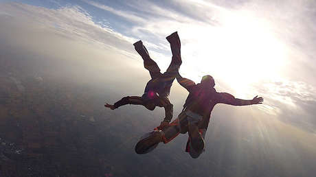 Un paracaidista se despide de su esposa por video antes de saltar a una muerte segura