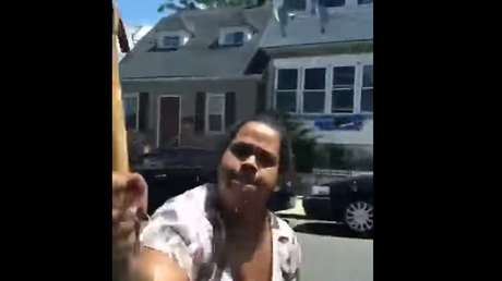 Una mujer rompe a martillazos el coche de su esposo sin importarle que sus hijos estén dentro