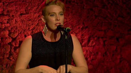 Una joven cantante francesa muere súbitamente en la escena durante un concierto