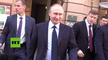 Video: Una turista besa a Putin en una céntrica calle de Moscú