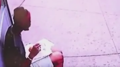 Impactante momento en que un hombre apuñala a un afroamericano que comía en la acera