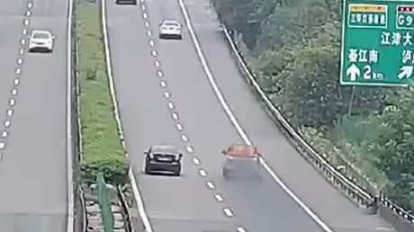 Un auto se incendia de repente mientras circula por la autopista