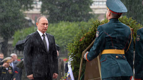 "No estoy hecho de azúcar": Putin explica por qué no usó paraguas en el emblemático video