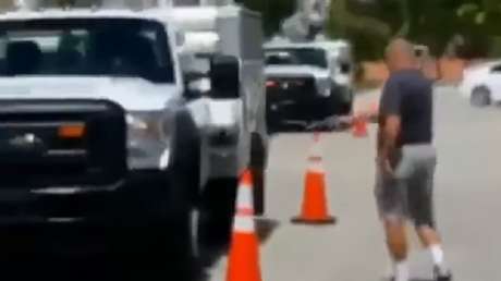 Un hombre dispara a las ruedas de los autos de una empresa de telecomunicaciones