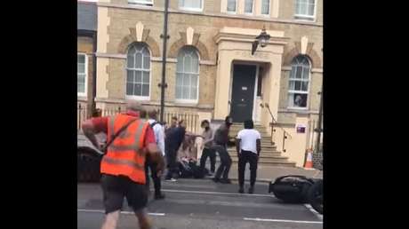 Intentan robarle la moto y varios transeúntes lo impiden