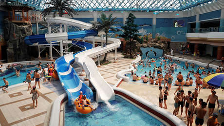 Los norcoreanos se refrescan del calor en un impresionante parque acuático (Imágenes)