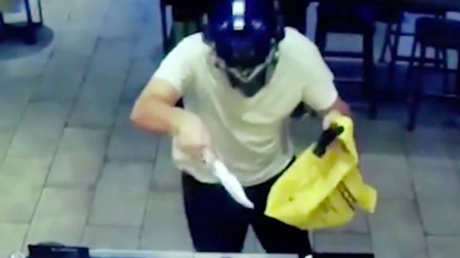 Entra a robar disfrazado de 'Transformers' sin saber quién se encontraba dentro