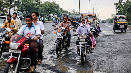 Lucha india contra la defecación al aire libre: "Vende a tu esposa y construye un baño"