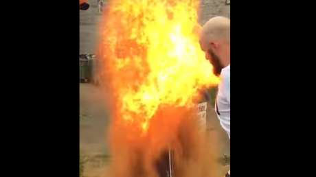 Una broma a un hombre por estar soltero acaba con la víctima en llamas