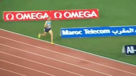 Un atleta no se da cuenta de la salida en falso y sigue corriendo solo