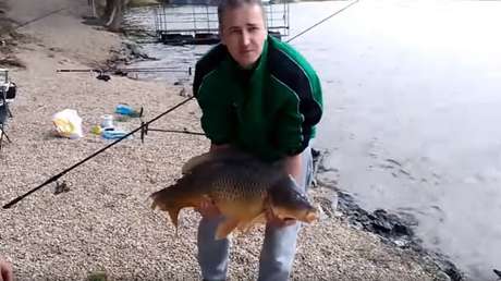 Presume del gran pez que acaba de pescar y pasa por un momento bochornoso