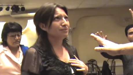 Pastor reza "en nombre de Jesús" para que le crezca el pecho a una mujer