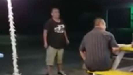 Un 'gringo' insulta a unos mexicanos y termina golpeado, humillado y llorando