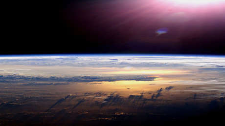 Un 'conspirólogo' explica por qué cree que la Tierra es plana y hay un muro de hielo en la Antártida