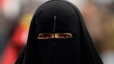 La Red explota por la "hipocresía" de una presentadora iraní captada sin 'hijab' y bebiendo 