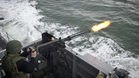 Un buque de EE.UU. efectúa disparos de advertencia contra una nave iraní en el golfo Pérsico