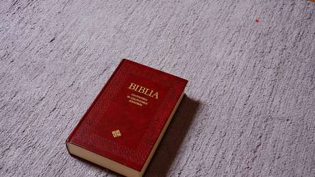 VIDEO: Qué hay detrás del polémico reto de arrojar una biblia al suelo