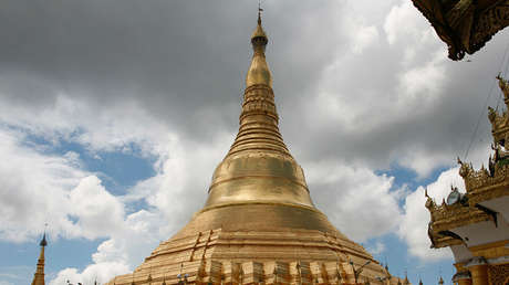 Video: Un templo budista desaparece 'tragado' por un río desbordado