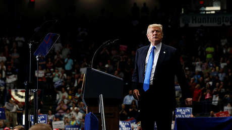 VIDEO: Una mujer con extrañas cejas eclipsa en un discurso a Trump